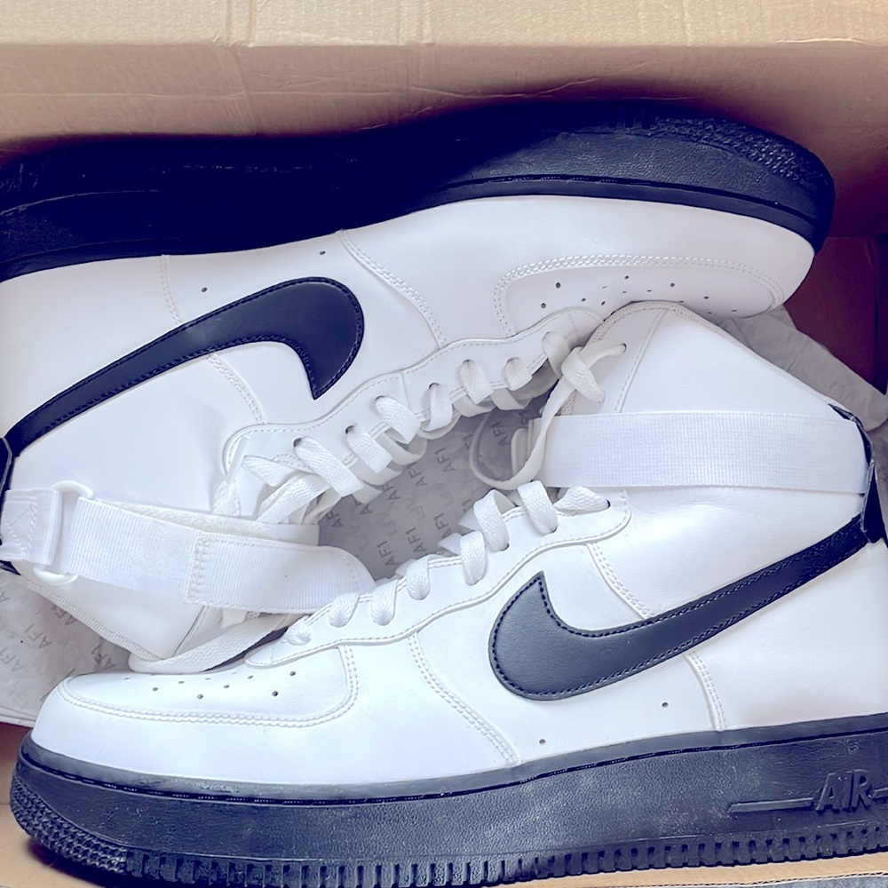 Mens Size 12.5 White/Black Nike Air Force 1 High ‘07